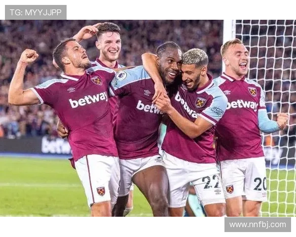 英超伯恩利球迷抗议球队近期表现与管理层决策